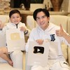 Ca sĩ Đan Trường và con trai cùng nhận nút bạc cho kênh Youtube riêng