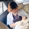 Giúp đỡ một sản phụ “mẹ tròn con vuông” sau khi cầu cứu chốt kiểm soát phòng chống dịch Covid-19