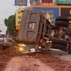 Xe tải chở đất vùi lấp xe con làm lái xe tử vong