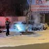 Xe ô tô đang đỗ trên vỉa hè bốc cháy dữ dội