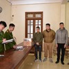 Nhóm thanh niên mang pháo ra giữa phố đốt
