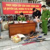 Người dân tự giác giao nộp băng đạn súng AK và nhiều pháo hình lựu đạn
