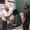 Không đeo khẩu trang phòng dịch Covid, người đàn ông hung hãn cầm mũ cối đánh vào mặt chiến sỹ Công an