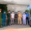 Tổ công tác chốt kiểm dịch số 4 trao trả tài sản cho người bị đánh rơi