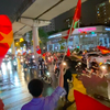 Người Hà Nội đổ ra đường ăn mừng U23 Việt Nam vô địch SEA Games