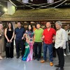 Diva Thanh Lam và chồng tay trong tay tới dự triển lãm điêu khắc "Con giống"