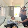 Động viên chiến sỹ chữa cháy bị bỏng khi làm nhiệm vụ trong vụ cháy ở quận Hoàng Mai
