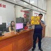 Trong 10 phút, công dân hoàn tất thủ tục cấp đăng ký ô tô tại huyện Gia Lâm
