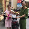 Những công dân đầu tiên hoàn thành đăng ký xe máy tại trụ sở Công an xã ở Thạch Thất