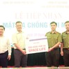 Trao tặng 200 mặt nạ chống bụi mịn cho đoàn viên công đoàn Công an Hà Nội