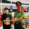 Công an trao trả tài sản cho du khách đánh rơi khi đến cổ vũ SEA Games 31