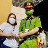 Công an Hà Nội trao trả tài sản đánh rơi cho cổ động viên người Philippines
