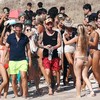 Messi ngại ngùng khi bị dàn người đẹp bikini vây quanh