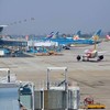 Giá vé máy bay cao điểm Hè "nhảy múa" từng ngày, người dân vẫn ùn ùn đổ về sân bay