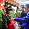 Thành đoàn Hà Nội tặng quà tri ân các gương Công an thủ đô bình dị phục vụ nhân dân