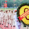 Đoàn đại biểu Bộ Công an đặt vòng hoa và vào Lăng viếng Chủ tịch Hồ Chí Minh nhân kỷ niệm 77 năm Ngày truyền thống lực lượng CAND