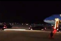 Tổng thống Mỹ Obama bước ra khỏi máy bay, đặt chân xuống Hà Nội