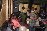 Cận cảnh nhiều đôi nam nữ đang "bay lắc" trong quán karaoke