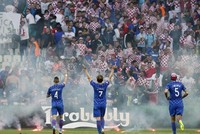 CĐV Croatia ẩu đả, ném pháo sáng xuống sân