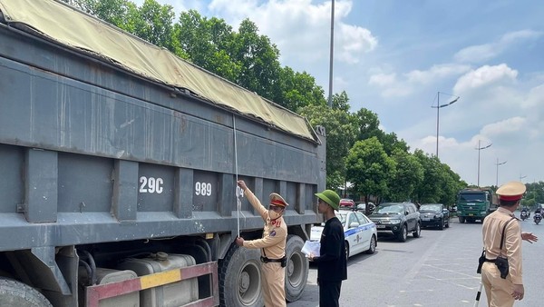 'Rải quân' dọc tuyến Quốc lộ chặn xe 'hổ vồ' vi phạm an toàn giao thông