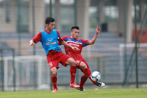 Cầu thủ U20 Việt Nam hòa đồng nhanh chóng với đàn anh U22 ảnh 1