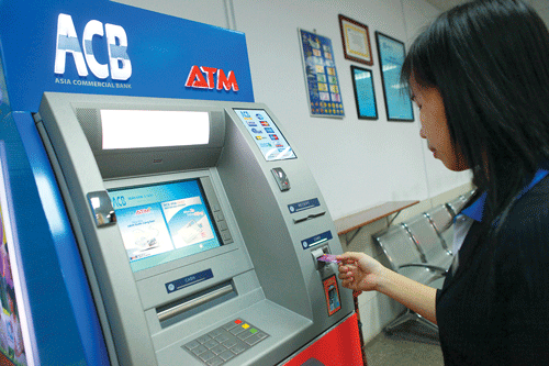 Bị cướp khi rút tiền ATM sẽ được bồi thường ảnh 1