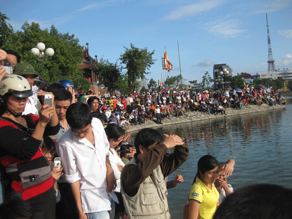 Ô tô lao xuống hồ, 2 người thiệt mạng ảnh 4