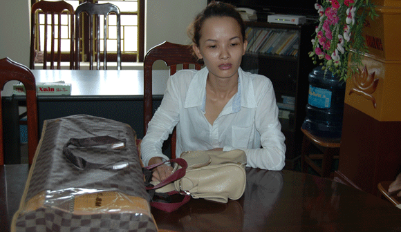 “Kiều nữ” bị bắt cùng lô tiền giả y như thật ảnh 1