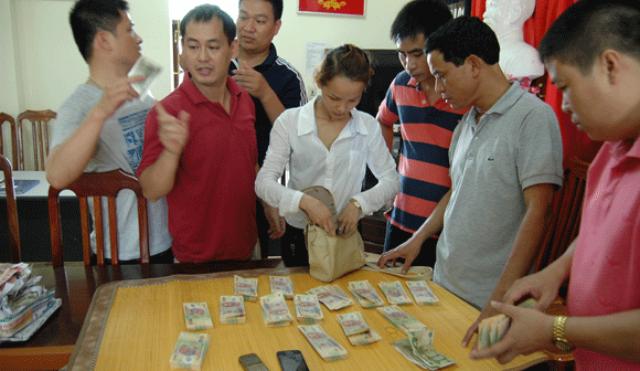 “Kiều nữ” bị bắt cùng lô tiền giả y như thật ảnh 2