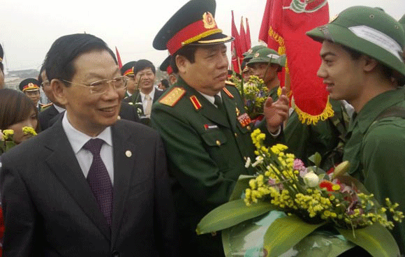 Lãnh đạo Hà Nội và Bộ Quốc phòng động viên tân binh nhập ngũ ảnh 2