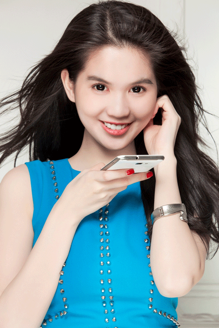 Ngọc Trinh lên Zalo nhắn thoại và khoe eo nõn nà ảnh 9