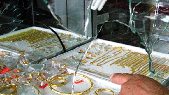 Bịt mặt dùng dao đe doạ, đập tủ kính cướp hàng chục cây vàng ảnh 1