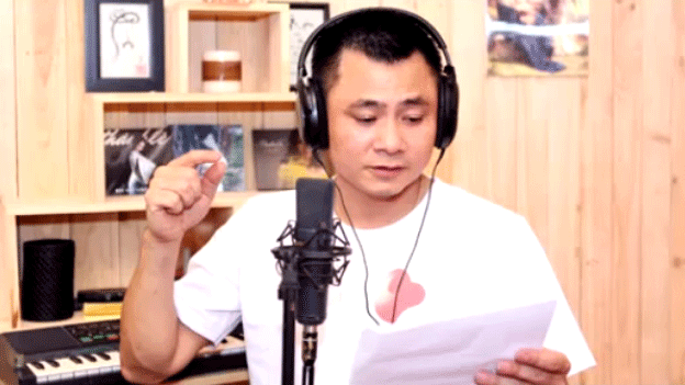 Danh hài Tự Long hát chế, nhảy Gangnam Style cực "hot" về mũ bảo hiểm ảnh 1