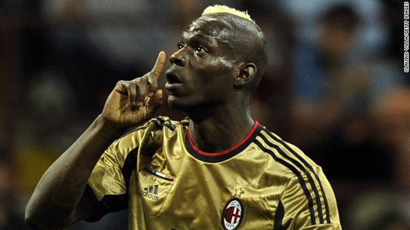 Balotelli bị cổ động viên Roma giả tiếng khỉ chế giễu ảnh 1
