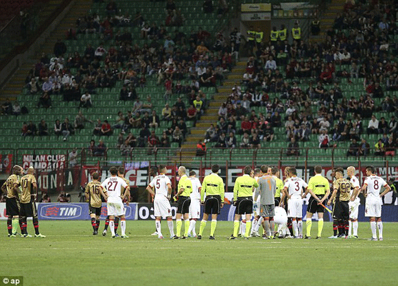 Balotelli bị cổ động viên Roma giả tiếng khỉ chế giễu ảnh 3