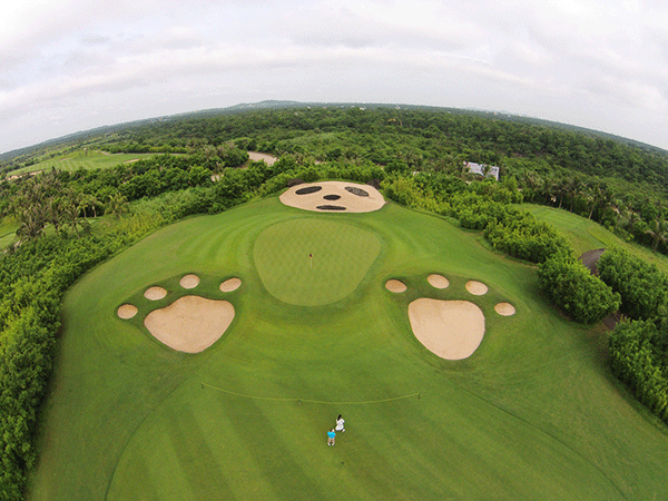 Khám phá tổ hợp liên hoàn sân golf 18 hố ven biển lớn bậc nhất Việt Nam tại Quảng Bình ảnh 1