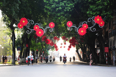 Trang trí đường phố Hà Nội: Cần hiện đại, tinh tế ảnh 1