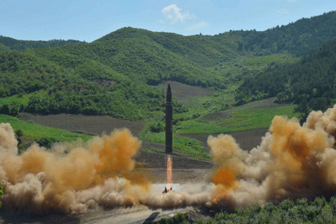 Triều Tiên tuyên bố thử thành công tên lửa đạn đạo xuyên lục địa ảnh 1