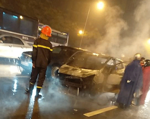 Hà Nội: Xe ô tô con bốc cháy dữ dội giữa trời mưa ảnh 2