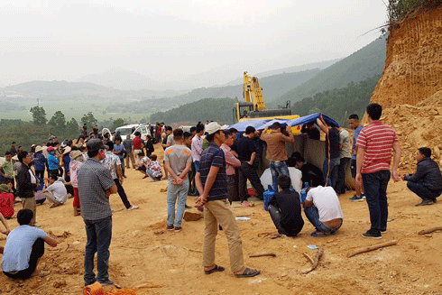 Hà Nội: Sập mỏ đất khai thác trái phép, lái xe bị vùi lấp ảnh 1