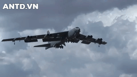 'Pháo đài bay' B-52 Mỹ rách cánh khi va chạm với hàng rào ảnh 1