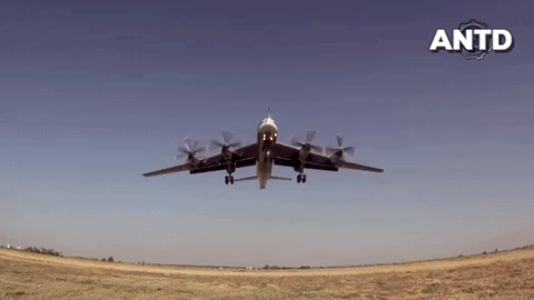 Máy bay ném bom chiến lược Tu-95MS Nga bất ngờ áp sát không phận Mỹ ảnh 1