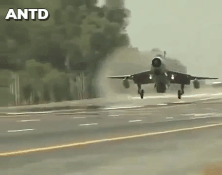 Tiêm kích MiG-21 Ấn Độ lao xuống đất, bốc cháy ngùn ngụt ảnh 2