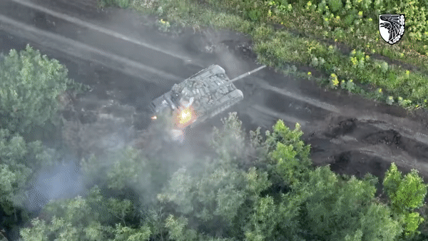 Cận cảnh quá trình 'săn tăng' T-72B3 Nga của lính Ukraine