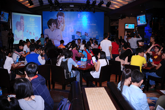 500 fan ruột kéo đến “nhà” mới của Đông Nhi và Ông Cao Thắng ảnh 1