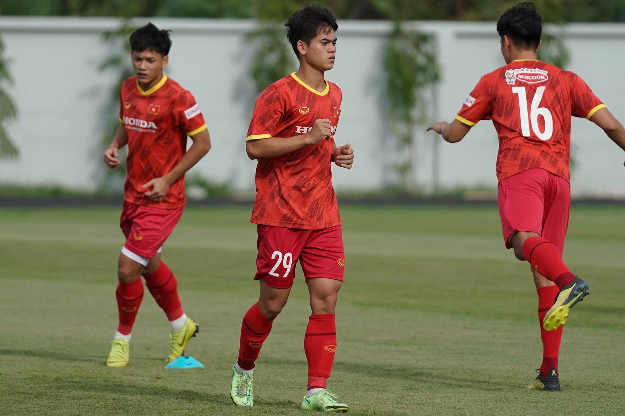 Khuất Văn Khang được thầy Park 'chăm sóc' kỹ ngày đầu lên tuyển Việt Nam Khuất Văn Khang được thầy Park 'chăm sóc' kỹ ngày đầu lên tuyển Việt Nam