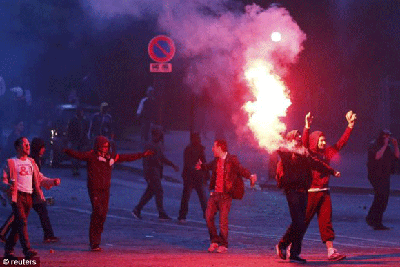 Bạo loạn trong lễ diễu hành ăn mừng vô dịch của PSG ảnh 5