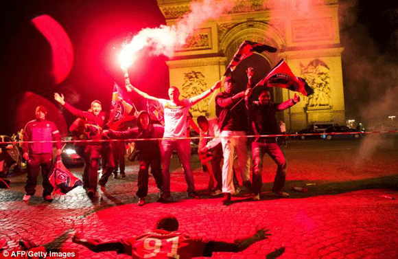 Bạo loạn trong lễ diễu hành ăn mừng vô dịch của PSG ảnh 3