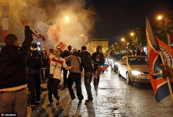 Bạo loạn trong lễ diễu hành ăn mừng vô dịch của PSG ảnh 4