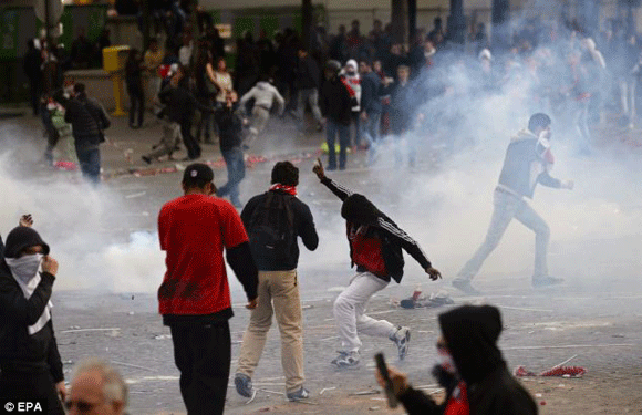 Bạo loạn trong lễ diễu hành ăn mừng vô dịch của PSG ảnh 6